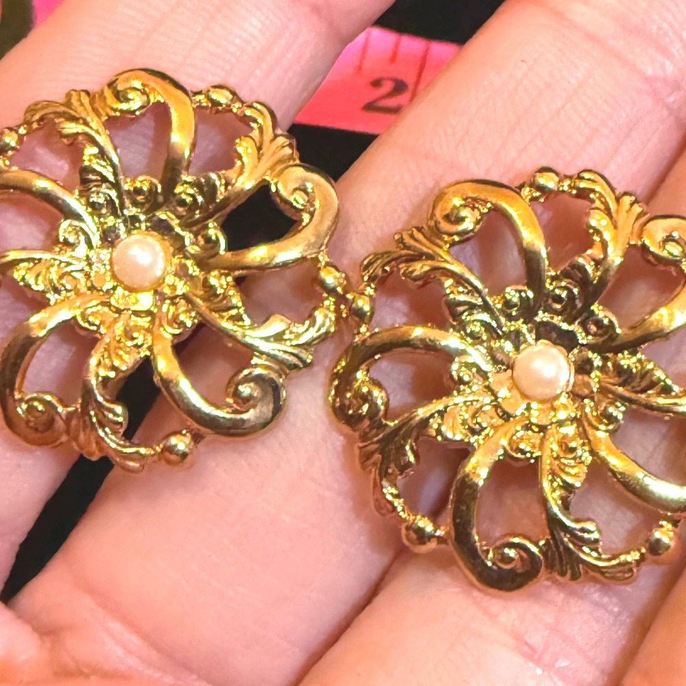 Vintage Gold Tone Filigree Faux Pearl Floral‎ Stud Earrings Ornate Round 1 Inch